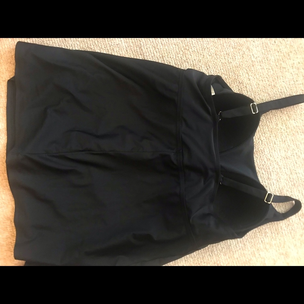 Black one piece swimming suit
Power Mesh tummy-control lining